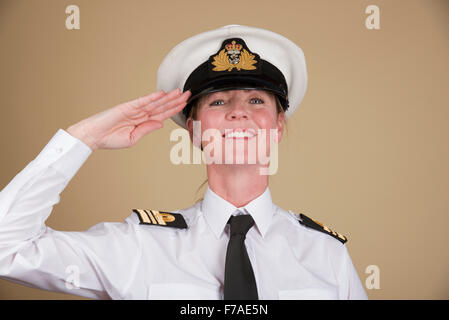 Weiblichen navy-Offizier in Uniform des Lt Commander trägt einen Hut und grüßte Stockfoto