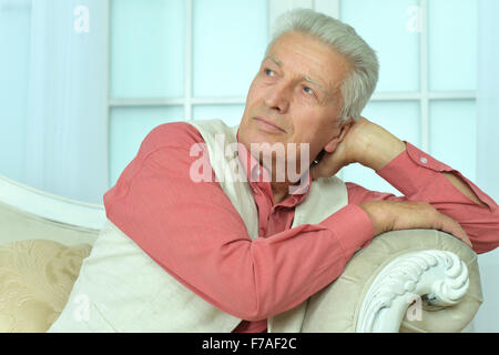 Mann sitzt auf der couch Stockfoto