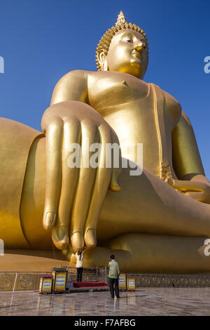 Riesige Buddha Skulptur, Fokus auf zarte Hand an Wat Muang - Ang Thong, Thailand Stockfoto