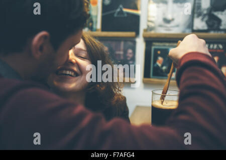 Vintage paar Kaffeezubereitung Stockfoto