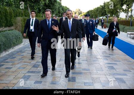 US-Präsident Barack Obama und der britische Premierminister Cameron gehen gemeinsam nach einem Arbeitsessen am Rande des G20-Gipfels im Regnum Carya Resort 16. November 2015 in Antalya, Türkei. Stockfoto