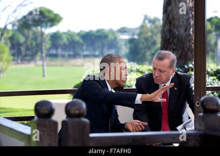 US-Präsident Barack Obama trifft sich mit der türkische Präsident Recep Tayyip Erdogan während des Treffens der G20-Gipfel 15. November 2015 in Antalya, Türkei. Stockfoto