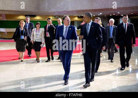 US-Präsident Barack Obama geht mit Premierminister John Key von Neuseeland nach einer APEC Versammlung mit der Pacific Alliance 19. November 2015 in Manila, Philippinen. Stockfoto