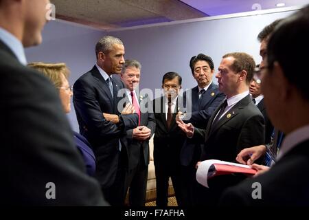 US-Präsident Barack Obama mit der russische Premierminister Dmitry Medvedev, Recht, und andere Führer vor einer APEC-Gipfel-treffen mit der Pacific Alliance Mitglieder 19. November 2015 in Manila, Philippinen. Stockfoto