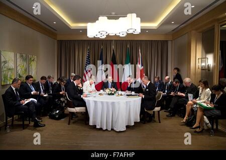 US-Präsident Barack Obama trifft sich mit europäischen Staats-und Regierungschefs diskutieren die Terroranschläge in Paris und Bekämpfung des Terrorismus, während des G20-Gipfels im Regnum Carya Resort 16. November 2015 in Antalya, Türkei. Stockfoto