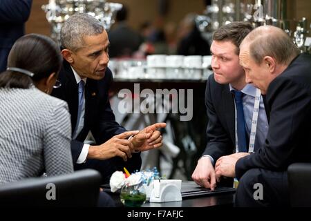 US-Präsident Barack Obama und der russische Präsident Vladimir Putin halten eine improvisierte Huddle mit National Security Advisor Susan Rice während des G20-Gipfels im Regnum Carya Resort 15. November 2015 in Antalya, Türkei. Stockfoto