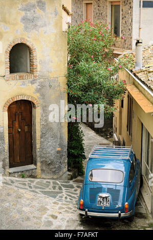 Alte blaue Fiat 600 geparkt in einer engen Straße Castelmola, Sizilien, Italien Stockfoto