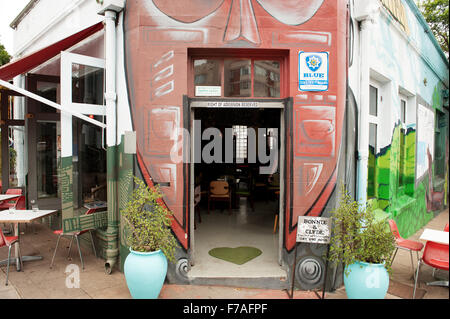 Straßencafé in Glenwood-Vorort von Durban in Südafrika.  Trendiges Restaurant im Stadtteil Morningside von Durban. Stockfoto