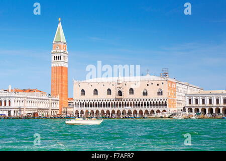 Markusplatz Glockenturm (Campanile di San Marco) und Dogenpalast (Palazzo Ducale) in Venedig (Venezia), UNESCO Stockfoto