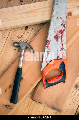 Hammer und Tischler sah mit Blut nach einem DIY-Unfall UK Stockfoto