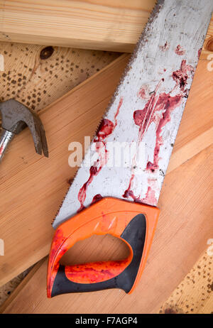 Hammer und Tischler sah mit Blut nach einem DIY-Unfall UK Stockfoto