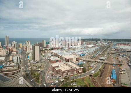 Ein Luftbild oder Skyline von Durban in Südafrika, die Roma Revolving Restaurant entnommen. Stockfoto