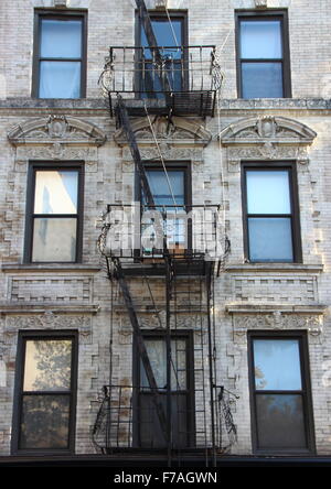 Feuerleiter Leiter auf weißen Gebäude Fassade in New York Stahl Stockfoto