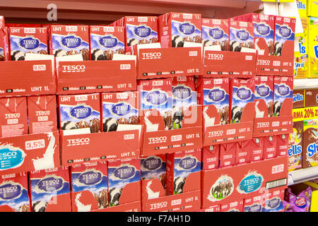 Anzeige der Tesco-Milch-Box in einem Supermarkt Stockfoto