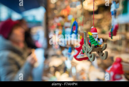 München, Deutschland. 27. November 2015. Eine Holzfigur mit Weihnachtsmann und Weihnachtsbaum auf einem Schlitten, abgebildet auf einem Stall des Weihnachtsmarktes am Marienplatz-Platz in München, Deutschland, 27. November 2015. Der Weihnachtsmarkt am Marienplatz-Platz wurde am Abend des gleichen Tages offiziell eröffnet. Foto: MATTHIAS BALK/Dpa/Alamy Live-Nachrichten Stockfoto