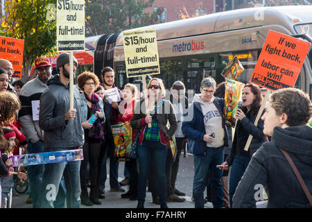 Washington, DC USA. 27. November 2015. Aktivisten rally außerhalb eines Walmart-Ladens am schwarzen Freitag im Rahmen einer bundesweiten Kampagne, ein $15 eine Stunde Lohn- und Vollzeitarbeit für Walmart Arbeitnehmer zu sichern. Stockfoto