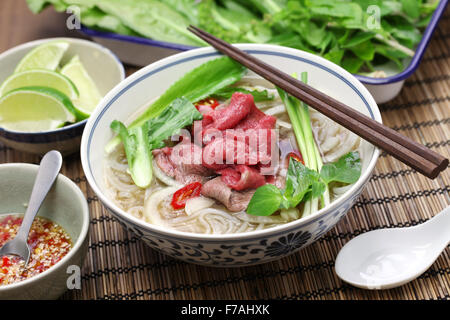 Pho Bo, Rindfleisch vietnamesische Reisnudelsuppe, vietnamesisches Essen Stockfoto