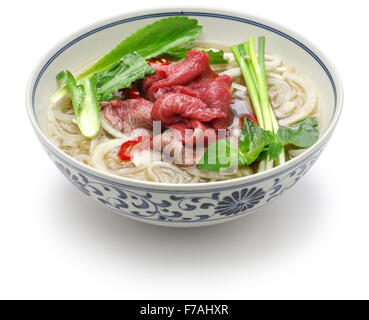 Pho Bo, vietnamesische Rindfleisch Reis Nudelsuppe isoliert auf weißem Hintergrund Stockfoto