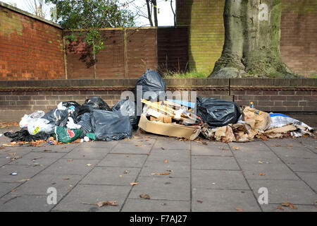 Abfall und Müll auf einem britischen Stadtzentrum Straße links. Der Müll, in Mülltüten und verworfen, ist ein Schandfleck und unhygienisch Gefahr für die Gesundheit Stockfoto