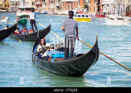 Venezianischen Canale Grande (Canal Grande) - Touristen in der Gondel Venedig erkunden Stockfoto