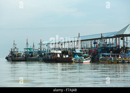 Sammlung von Angelboote/Fischerboote neben einem alten Anlegestelle in Teluk Bahang in Penang, Malaysia. Stockfoto