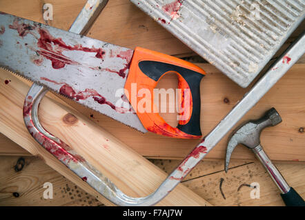Hammer und Tischler sah mit Blut nach einem DIY-Unfall UK Stockfoto
