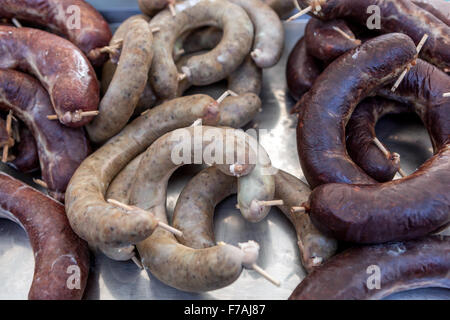 Verschiedene Sorten frischer Wurst auf der Speisekarte Metzgerei Jitrnice Jelita Prager Straßenmarkt Stockfoto