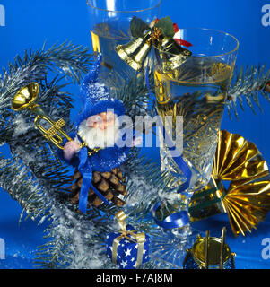 Festliches Silvester, Weihnachten Stillleben in blau und gold-Tönen mit der Gnome und zwei Gläser mit Wein. Quadratisches Format. Blau Stockfoto