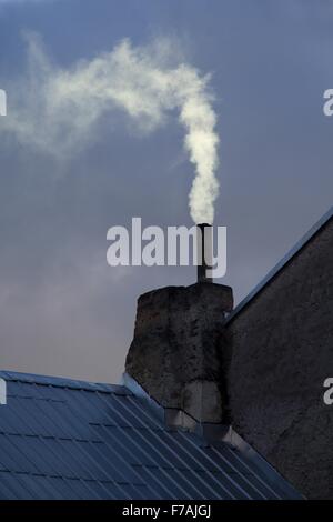 Rauch aus dem Schornstein kann die Umwelt verschmutzen. Stockfoto