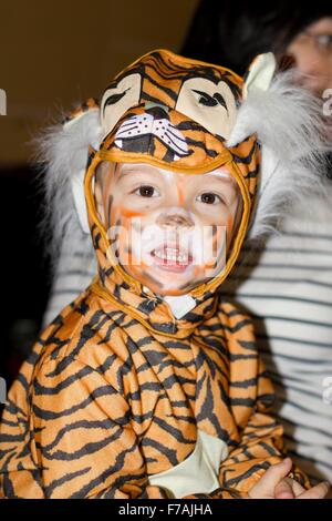 Junge in einem Tiger Kostüm.  Foto aufgenommen am: 28. Februar 2015 Stockfoto