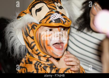 Junge in einem Tiger Kostüm.  Foto aufgenommen am: 28. Februar 2015 Stockfoto