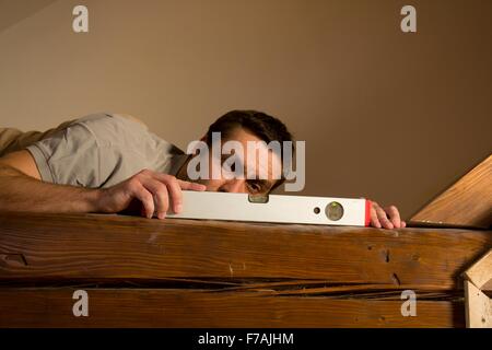 Genaue Messung Flugzeug mit einer Wasserwaage. Stockfoto