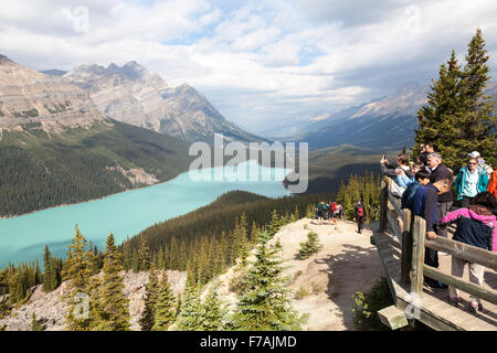 Touristen am Peyto Lake, einem von Gletschern gespeisten See im Banff National Park in den Kanadischen Rockies, Alberta, Kanada Stockfoto