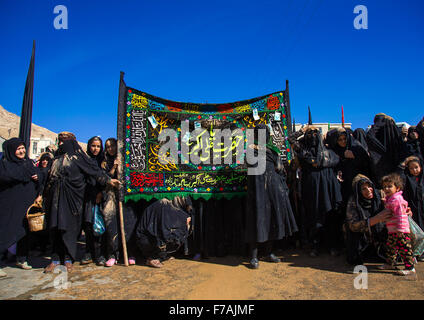 Iranischen schiitischen Musliminnen bedeckt im Schlamm, singen und sich überschlagender während Ashura, der Tag des Todes von Imam Hussein, Provinz Kurdistan, Bidjar, Iran Stockfoto