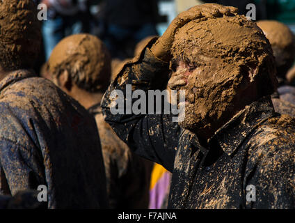 Iranische Schiiten muslimischer Mann bedeckt im Schlamm Weinen während Ashura Tag, Provinz Kurdistan, Bidjar, Iran Stockfoto