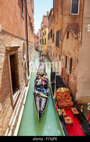 Touristen in der Gondel erkunden venezianischen Kanal, Venedig, Veneto, Italien, UNESCO Stockfoto