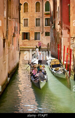 Touristen in der Gondel erkunden venezianischen Kanal, Venedig, Veneto, Italien Stockfoto