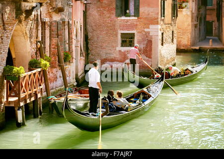 Venedig - Gondoliere Segeln seine Gondel auf dem Canal Venedig, Veneto, Italien Stockfoto