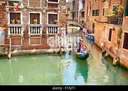 Touristen in der Gondel erkunden venezianischen Kanal, Venedig, Veneto, Italien, UNESCO Stockfoto