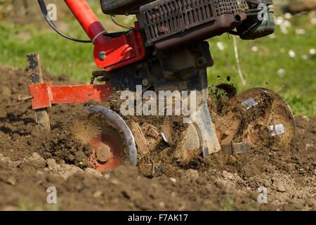 Nahaufnahme der Hand Motor Pflug Klinge Ton zu werfen. Stockfoto