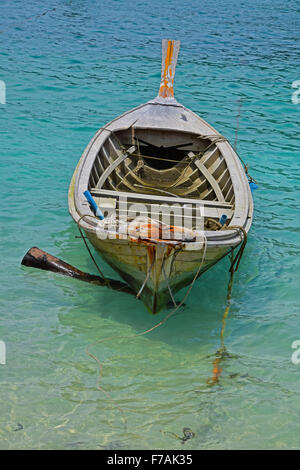 Traditionelle Thailand alte Vintage unlackiert Longtail-Boot ohne Motor in transparenten türkisen Wasser Stockfoto