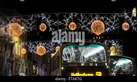 Brighton UK bekommen 27. November 2015 - Passagiere auf diesem Bus eine Nahaufnahme vom oberen Deck der Weihnachtsbeleuchtung in North Street Brighton als sie nach Hause reisen, von den Einkaufsmöglichkeiten am schwarzen Freitag Stockfoto