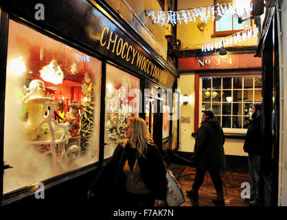 Brighton UK, 27. November 2015 - Besucher schauen in den Choccywoccdoodah Chocolatier Shop (jetzt geschlossen) in den Gassen von Brighton mit seinen berühmten Schaufenstern am Black Friday Stockfoto