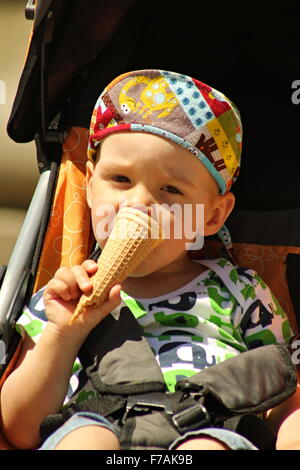 Fröhlicher Junge Essen - Liitle junge Stockfoto