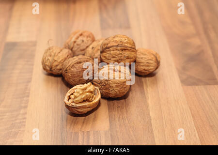 Walnüsse auf einem Holzbrett (flachen DOF). Stockfoto