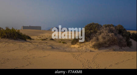 Strahlende Sonne mit Fußabdrücken und Hotels auf Sand in Corralejo, Fuerteventura, Kanaren, Spanien Stockfoto