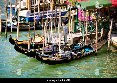 Venezianische Gondel vertäut entlang des Canal Grande (Canal Grande), Venedig, Veneto, Italien, UNESCO Stockfoto