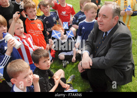 Alex Salmond MP mit einer Gruppe von Kindern in einem Ostern Fototermin vor der schottischen Wahlen im Jahr 2011. Stockfoto