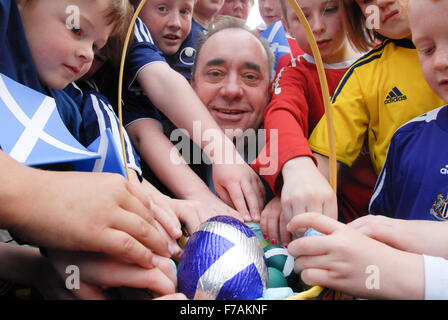 Alex Salmond MP mit einer Gruppe von Kindern in ein Osterei Fototermin vor der schottischen Wahlen im Jahr 2011. Stockfoto