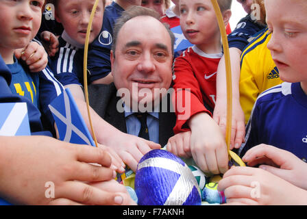 Alex Salmond MP mit einer Gruppe von Kindern in ein Osterei Fototermin vor der schottischen Wahlen im Jahr 2011. Stockfoto